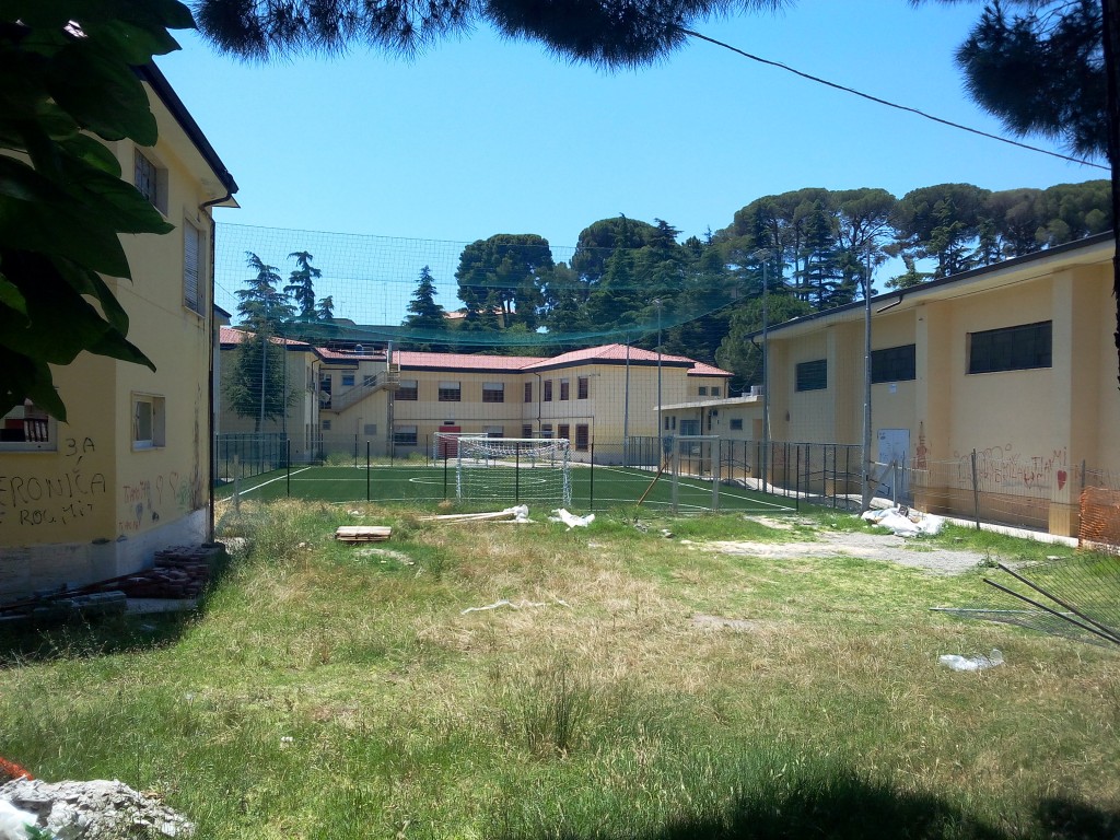 I lavori in corso sul campo da calcetto della Scuola Media