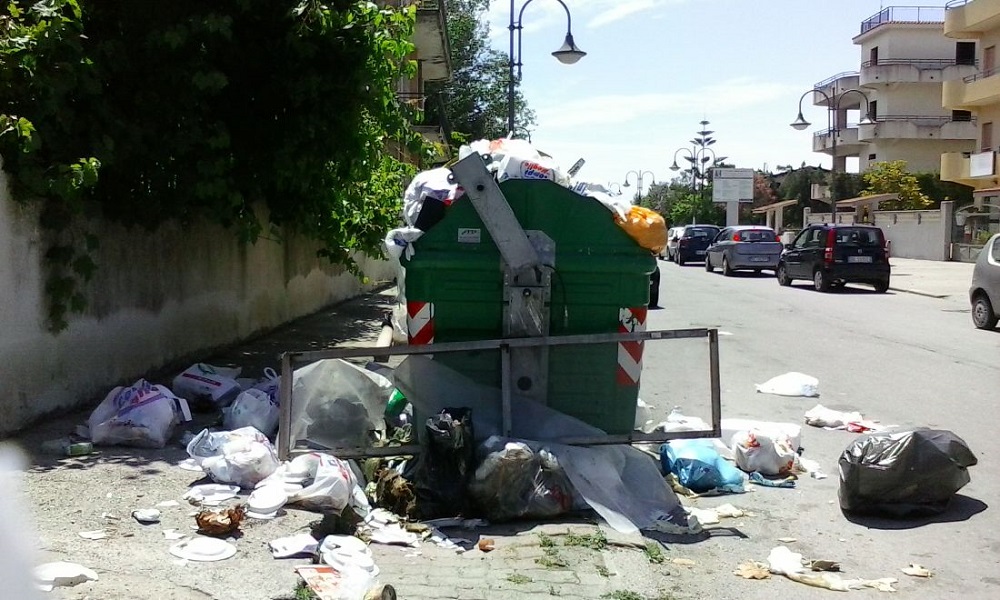 spazzatura via mare ionio