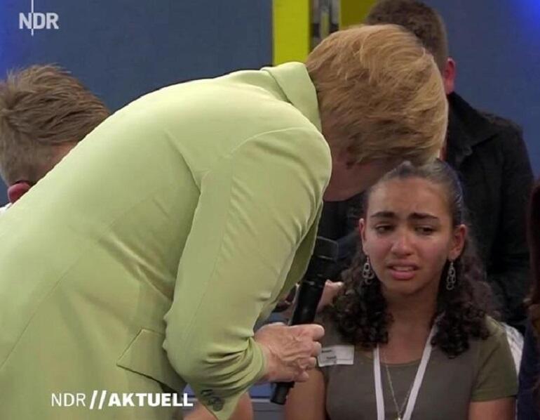 Un incontro particolare, rilanciato in Germania dall'emittente NDR e diventato già virale su Youtube, che ha rotto la distanza formale tra la cancelliera Angela Merkel e un'adolescente palestinese, Reem, arrivata a Rostock quattro anni fa. Che in lacrime ha chiesto a Merkel perché ora dovrà tornare in Libano con la famiglia, nonostante si siano integrati perfettamente. Un incontro che ora si è trasformato, sui media e i social network, in un'occasione per discutere, e criticare, la politica sui migranti del governo di grande coalizione. ANSA/NDR/AKTUELL ++ NO SALES, EDITORIAL USE ONLY ++ NO TV USE ++