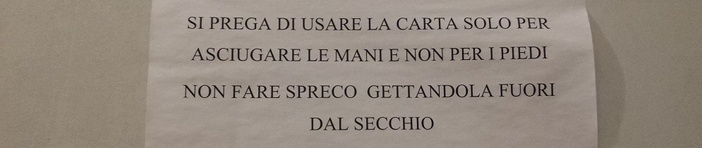 Cosa fanno nei bagni del Comune di Gioiosa con la carta?