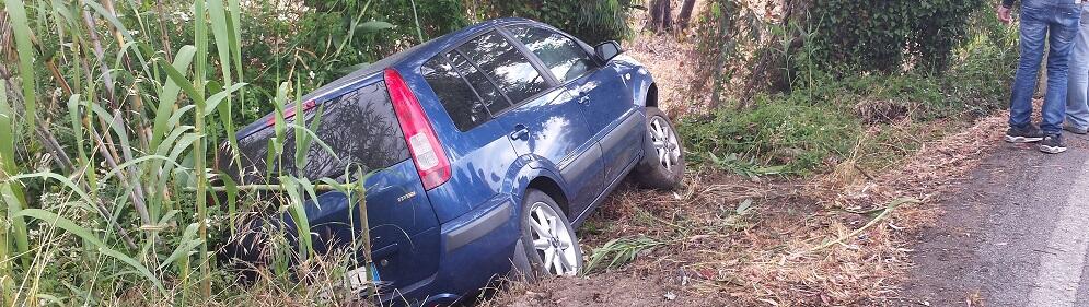 Caulonia: auto finisce fuori strada