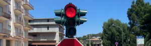 Sostituito il semaforo distrutto l’altra notte item-thumbnail