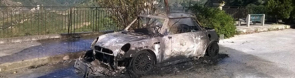 Auto bruciata a Caulonia