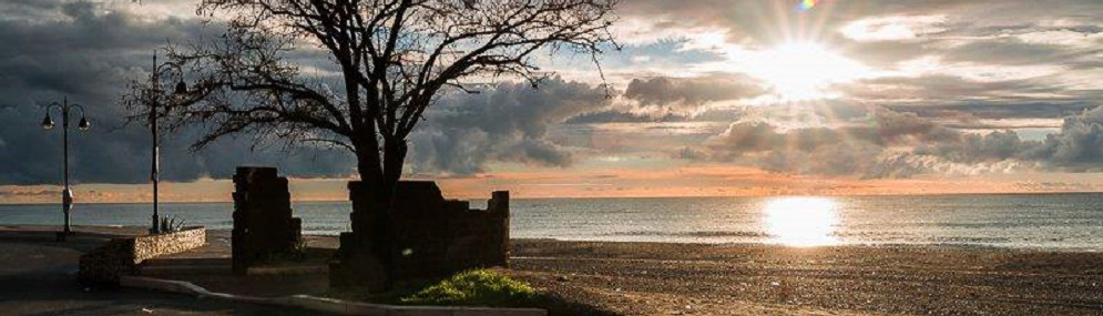 Vanno in spiaggia a Caulonia marina e vengono derubati