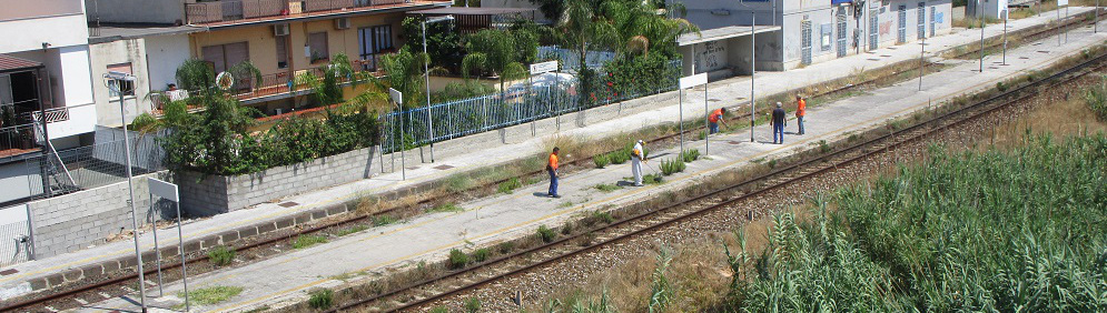 Pulizie in corso alla stazione di Caulonia