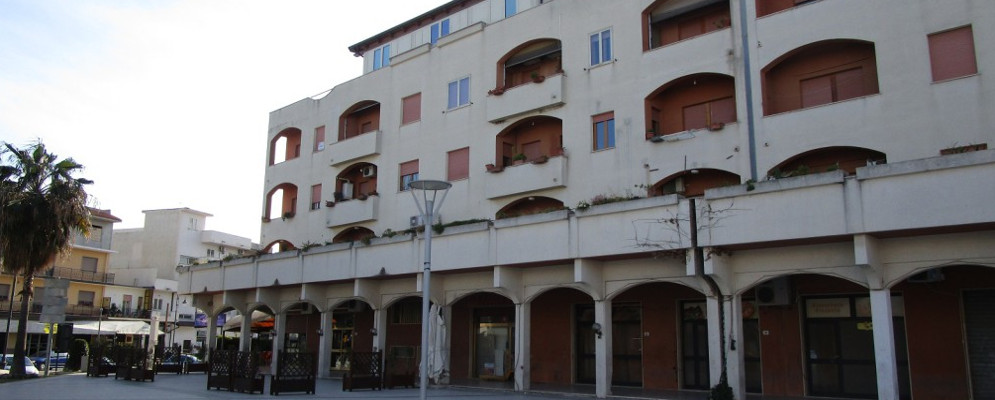 Pericolo per i passanti in piazza Bottari a Caulonia marina