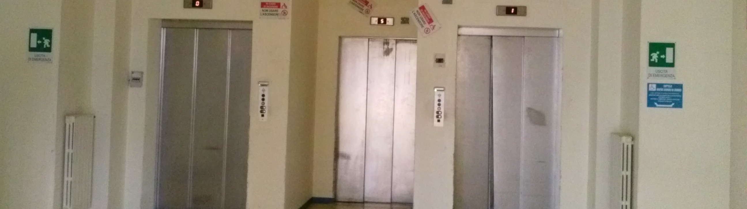 Vincenzo Logozzo sugli ascensori dell’ospedale di Locri