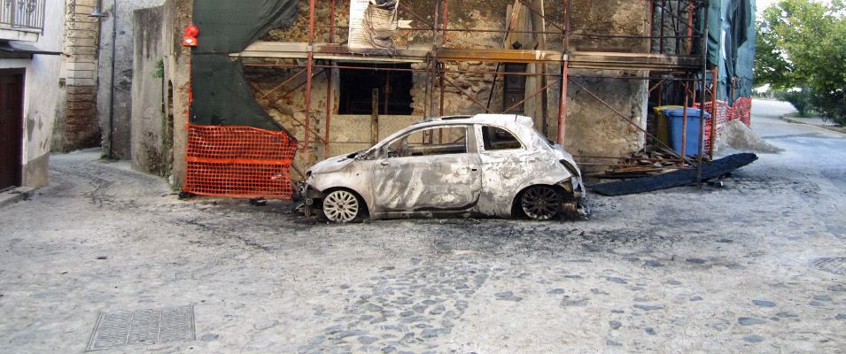 Auto incendiate a Caulonia-video