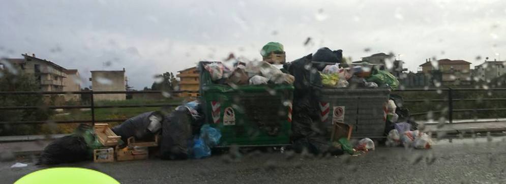 Strade invase dai rifiuti: scuole della Locride prossime alla chiusura?