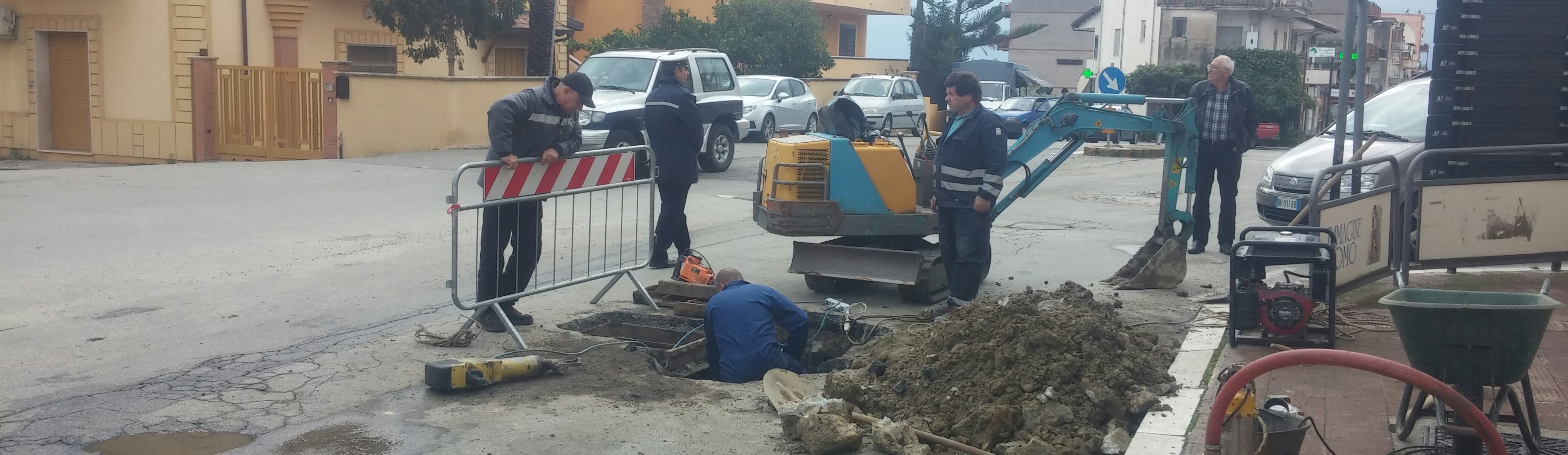 Operai del Comune al lavoro per la condotta idrica in Via Gramsci