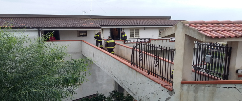 Gravissimo rischio incolumità pubblica in via dei Carafa