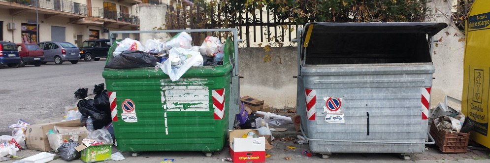 CAULONIA, IL LETTORE SEGNALA: PAGO I TRIBUTI MA NESSUNO PASSA A RITIRARE I RIFIUTI