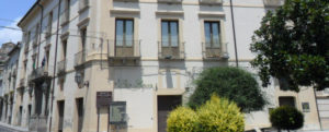 Incredibile a Gioiosa: Positivo al coronavirus viola la quarantena e si reca al comune. Municipio chiuso in attesa di sanificazione item-thumbnail