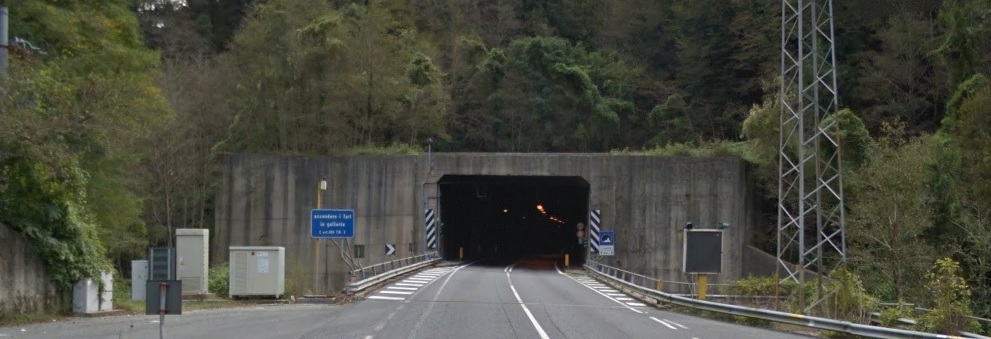 Bus perde il controllo nella Limina, traffico bloccato