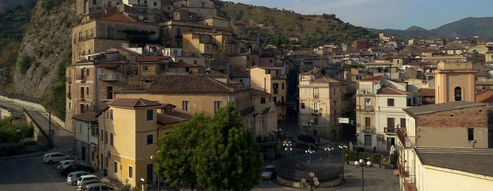 Interrati rifiuti pericolosi in pieno centro a Gioiosa Ionica?