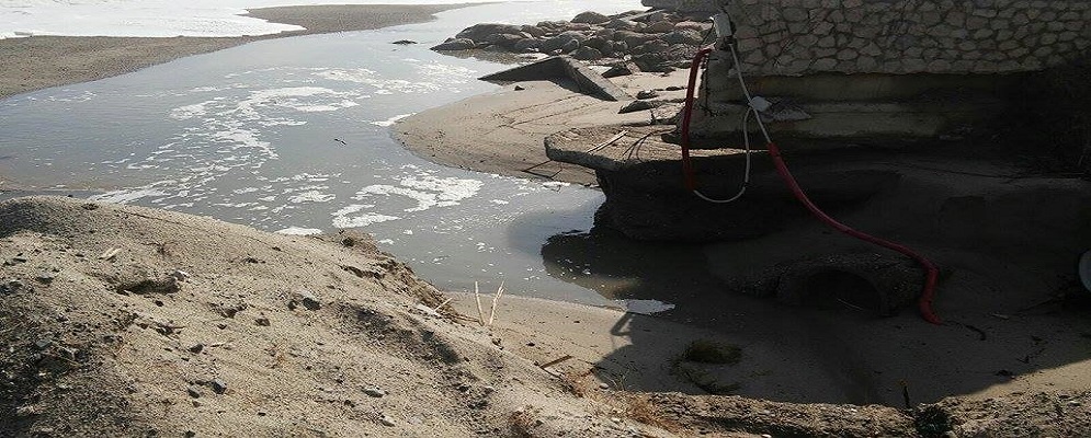 La denuncia di Femia: “Centinaia di metri cubi di fognatura riversati sulla spiaggia di Caulonia” – video