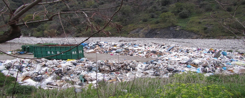 BIVONGI, FIUMARA STILARO: L’ISOLA ECOLOGICA CHE NON C’E’