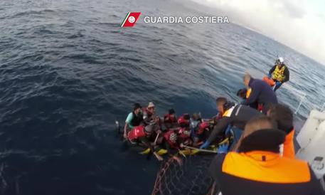 58 migranti sbarcano in Calabria. Tra loro un minore