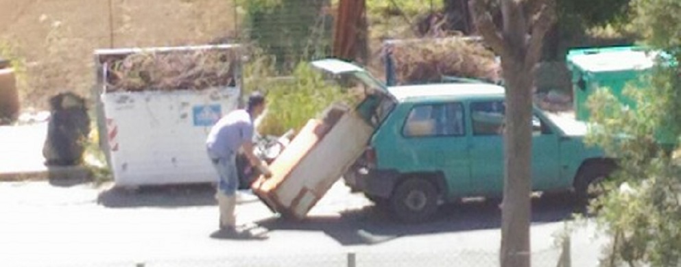 Locrese fotografato mentre scarica frigorifero al cassonetto