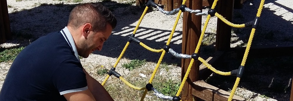 Un papà al parco giochi di Caulonia marina