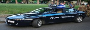 Detenuto si dà fuoco, salvato da agente item-thumbnail