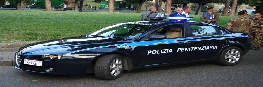 Detenuto si dà fuoco, salvato da agente