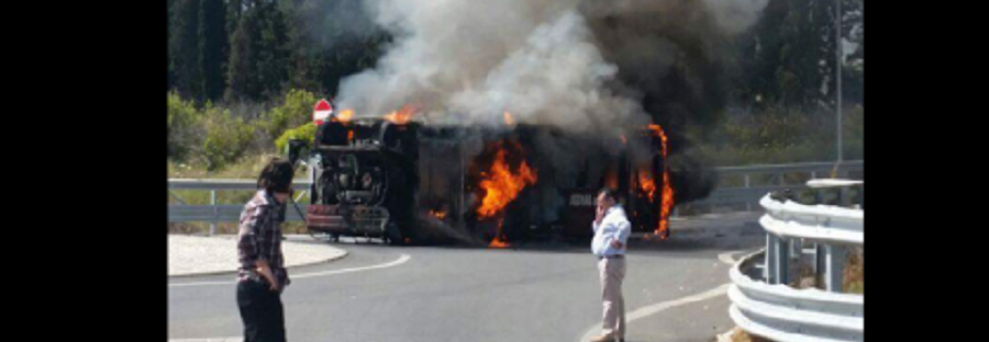 Pullman prende fuoco sulla S.s. 106 tra Gioiosa e Roccella