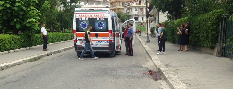 Caulonia Marina: anziano cade dal marciapiede e si ferisce al volto