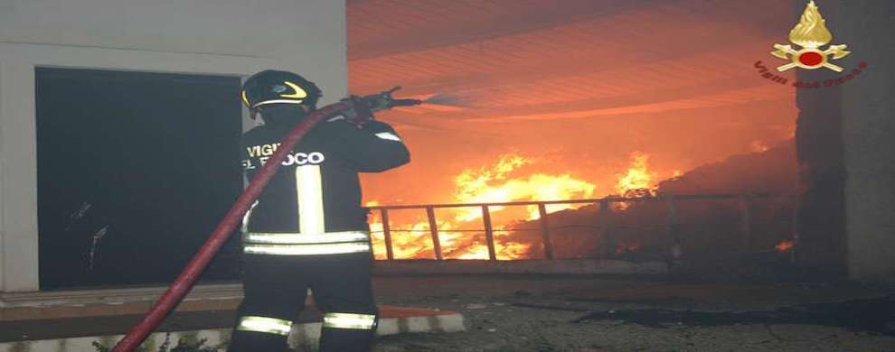 Incendio in capannone, trovato cadavere