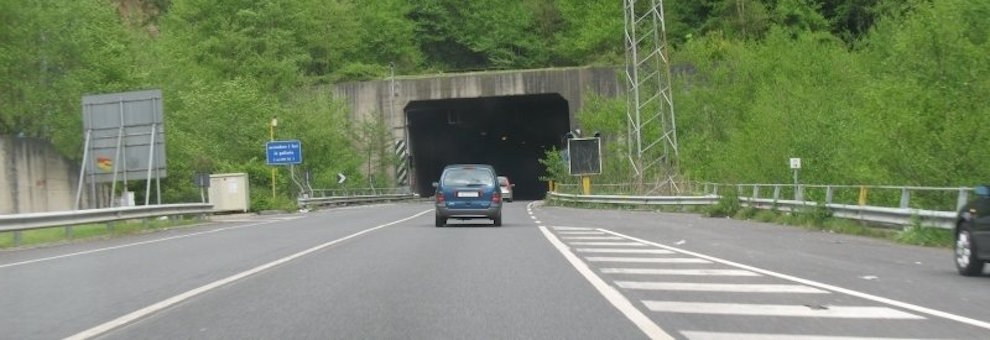 Traffico interrotto sulla Limina. Incendio in una galleria