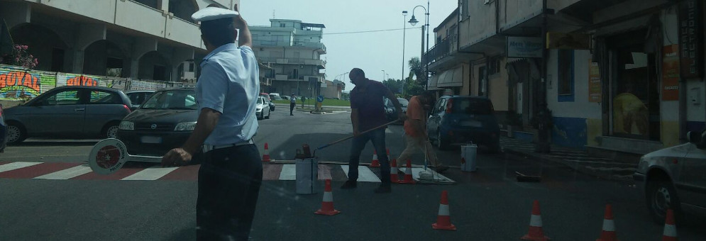 Caulonia, gli operai comunali rifanno le strisce pedonali