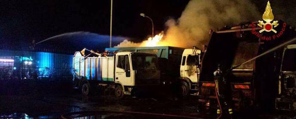 Incendio auto-compattatori nel crotonese