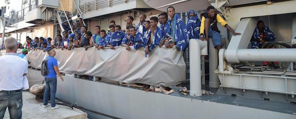 A Vibo nave con 606 migranti e 16 salme