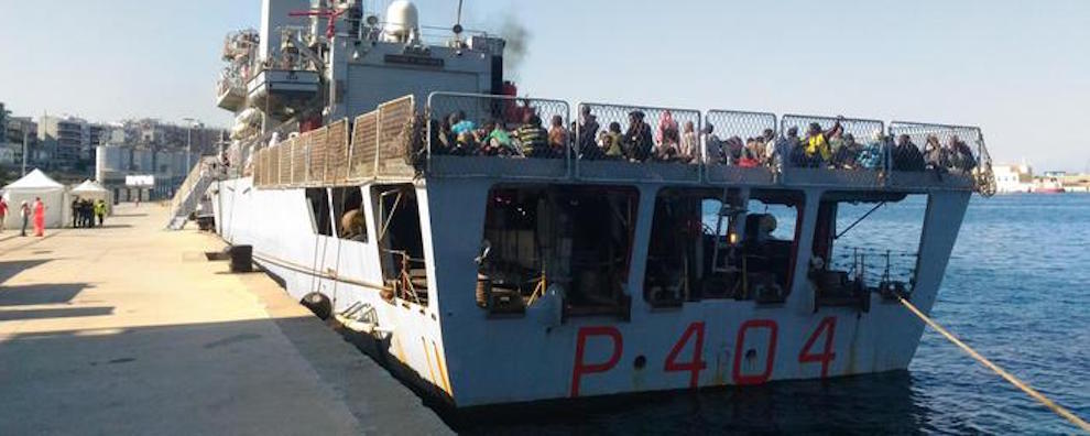 Migranti: a Reggio Calabria nave Marina con 729