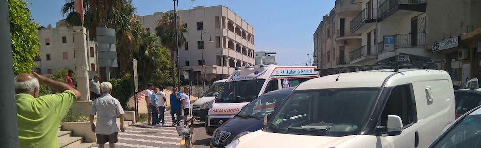 Sviene in piazza a Caulonia marina. Interviene il 118