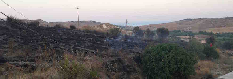 Incendio Riace, danneggia fili del telefono, le foto