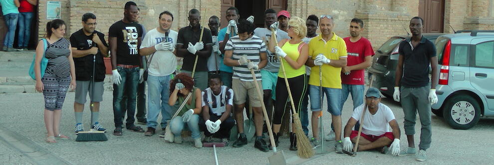 Migranti puliscono il centro storico di Gioiosa insieme alle associazioni – video