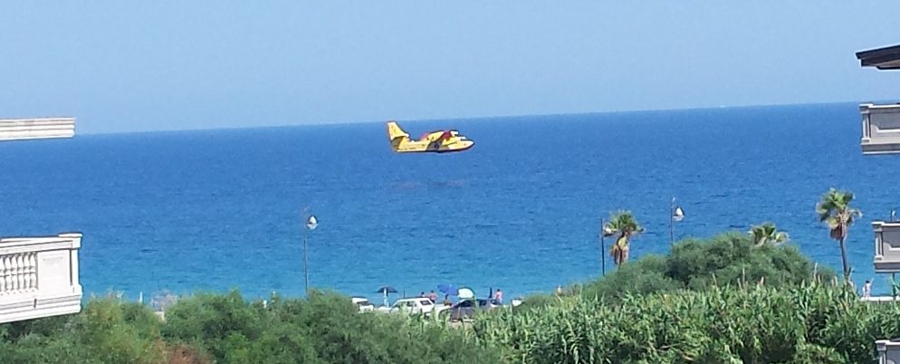 Anche oggi i Canadair in volo per fronteggiare gli incendi in Sardegna, Calabria e nel resto del Sud Italia