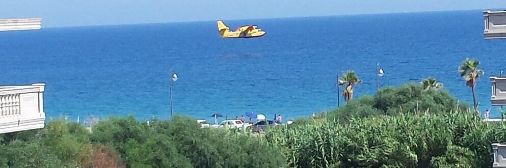 Canadair sorvola Caulonia marina