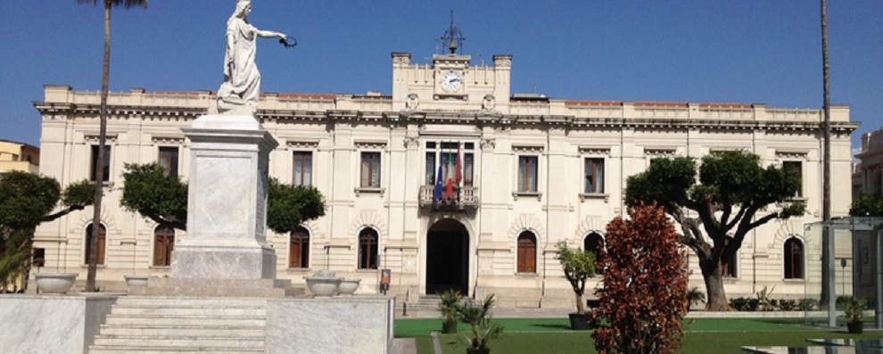 Protesta contro il caro bollette: domani spente simbolicamente le luci di Palazzo San Giorgio e Palazzo Alvaro