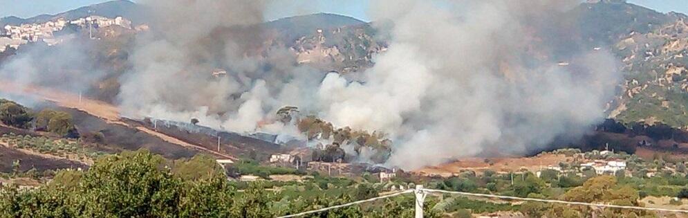 In fiamme il territorio di Caulonia: tre grandi incendi