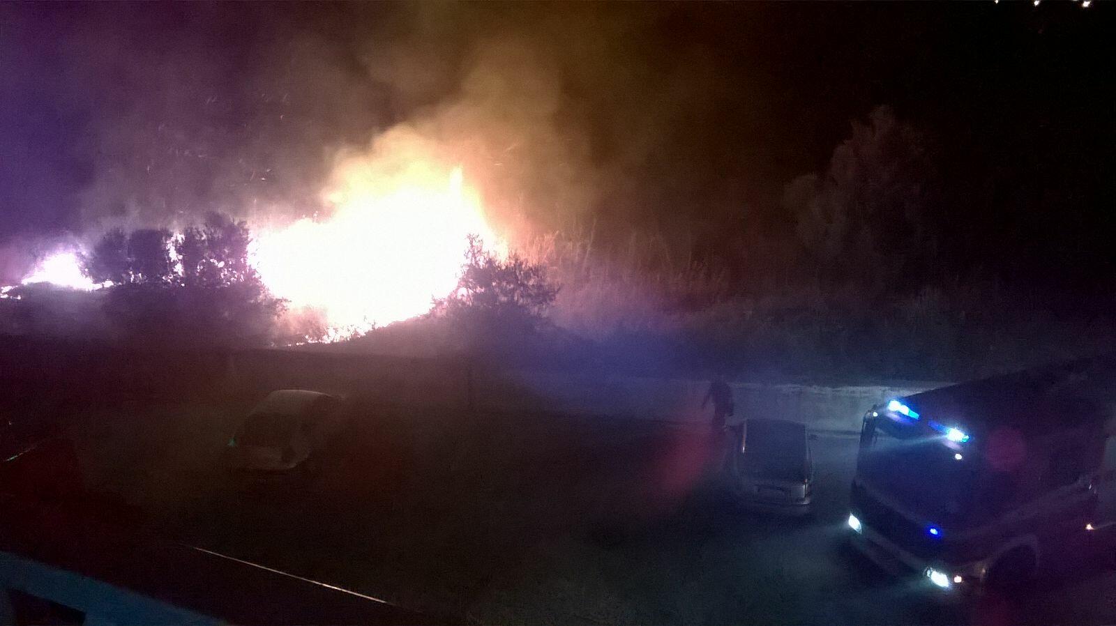 Un’altra notte di fuoco a Caulonia Marina – foto