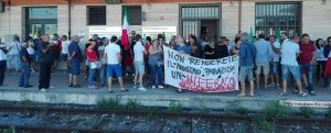 Nicotera, mare sporco: i cittadini occupano la stazione di Rosarno item-thumbnail