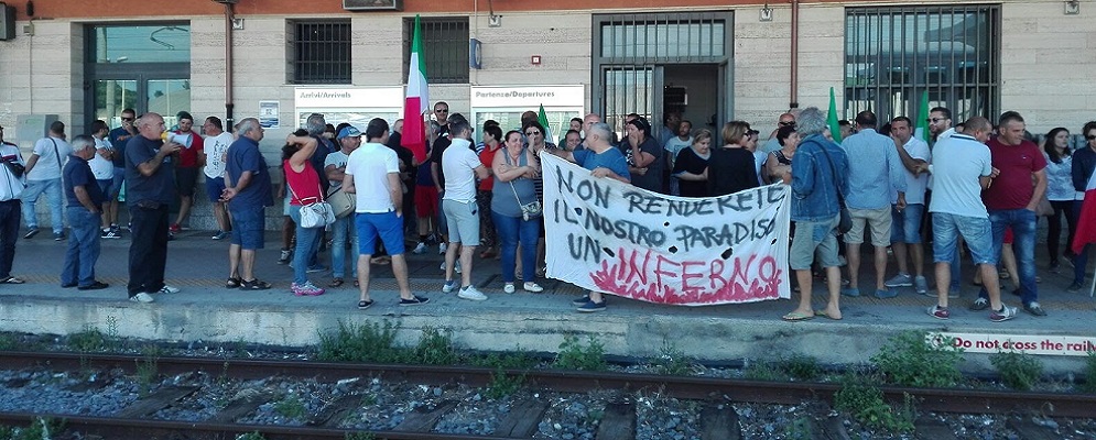 Nicotera, mare sporco: i cittadini occupano la stazione di Rosarno
