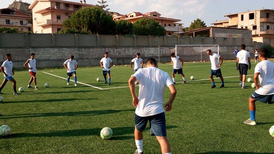 A ROSARNO PICCHIATI I CALCIATORI DEL CAULONIA