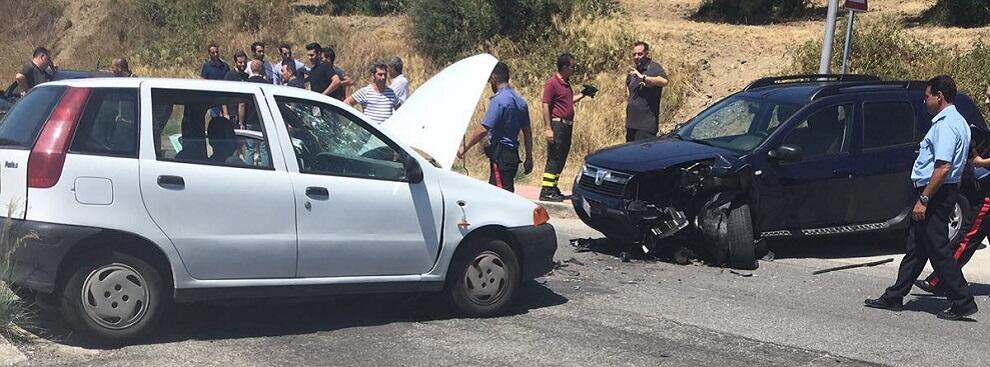 Gioiosa Jonica: incidente frontale, coinvolte due vetture