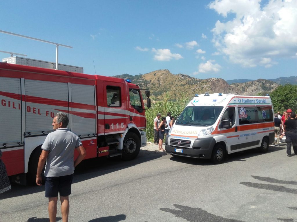 Caulonia gravissimo incidente stradale. Ferite 5 persone di Locri e Focà Ciavula Caulonia gravissimo incidente stradale. Ferite 5 persone di Locri e Focà Ciavula