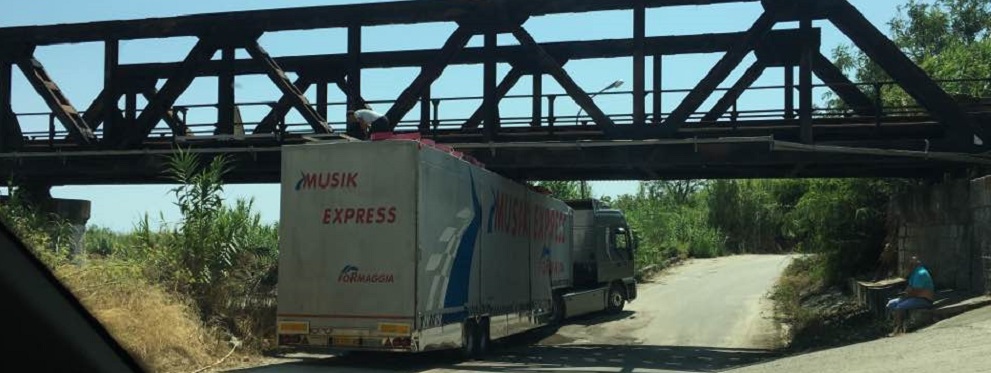 Caulonia: Autoarticolato resta incastrato sotto il ponte Allaro