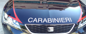 Tenta di disfarsi della droga gettandola dal finestrino, ma i Carabinieri lo denunciano item-thumbnail