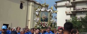PADRE ANGELO LASCERÀ BIANCO: «LE PROCESSIONI NON SERVONO A FAR “PROSTITUIRE” I SANTI» item-thumbnail